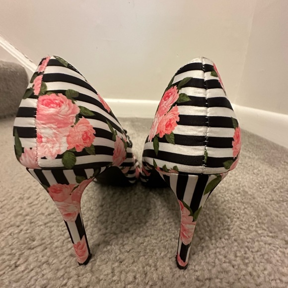 Betsy Johnson heel with black bow. Blk & white strips with pink floral size 6 - Picture 3 of 5